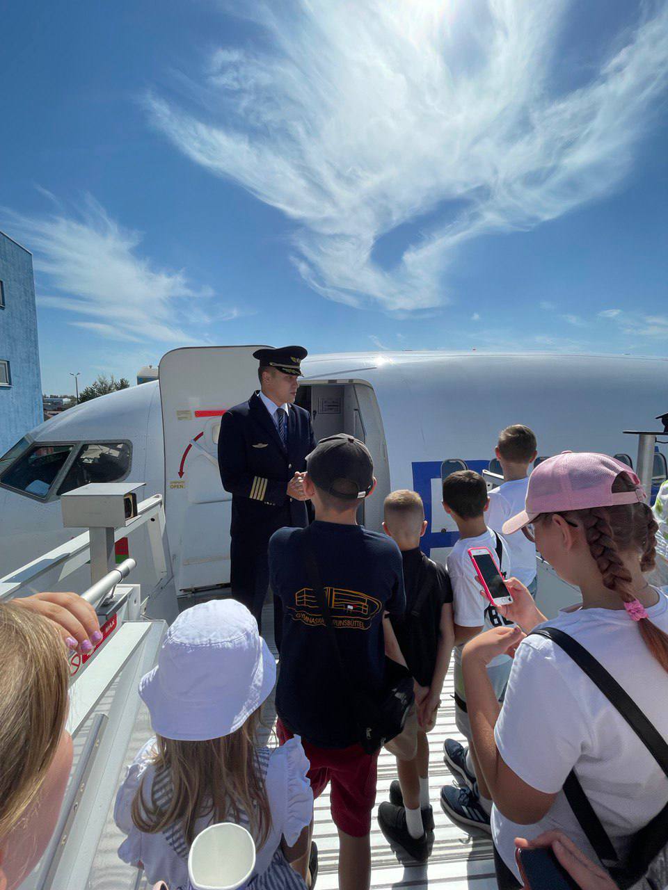 Белавиа организовала экскурсии для детей в аэропорту